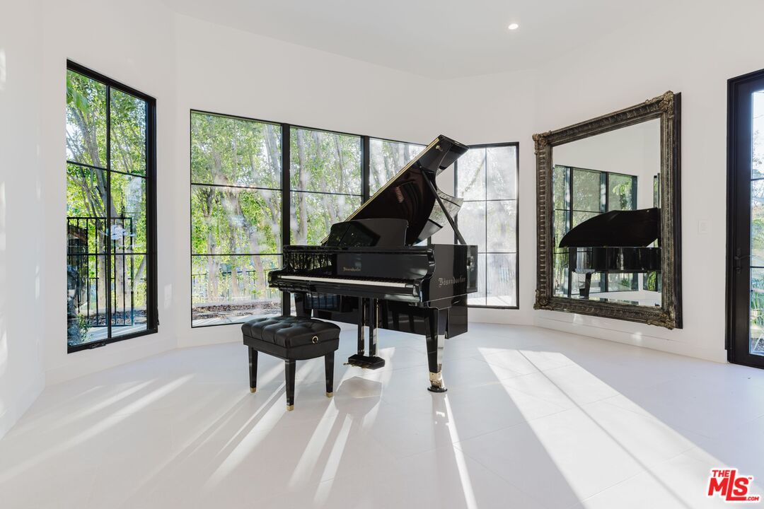 Interior, Piano, Recessed Lighting