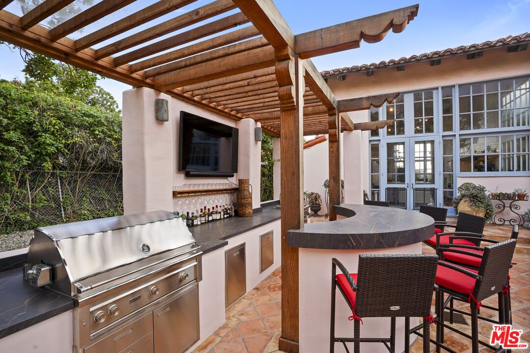 Exterior, Outdoor Kitchen