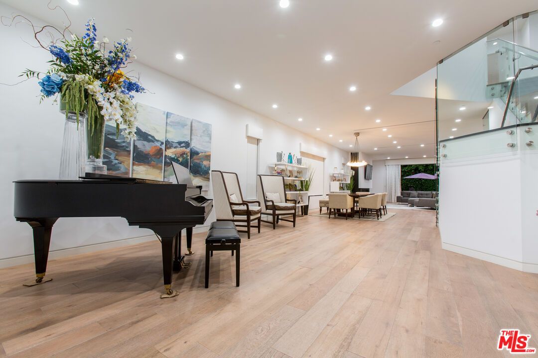 Dining room, Interior, Pendant Lights, Piano, Recessed Lighting, Wood Texture Flooring
