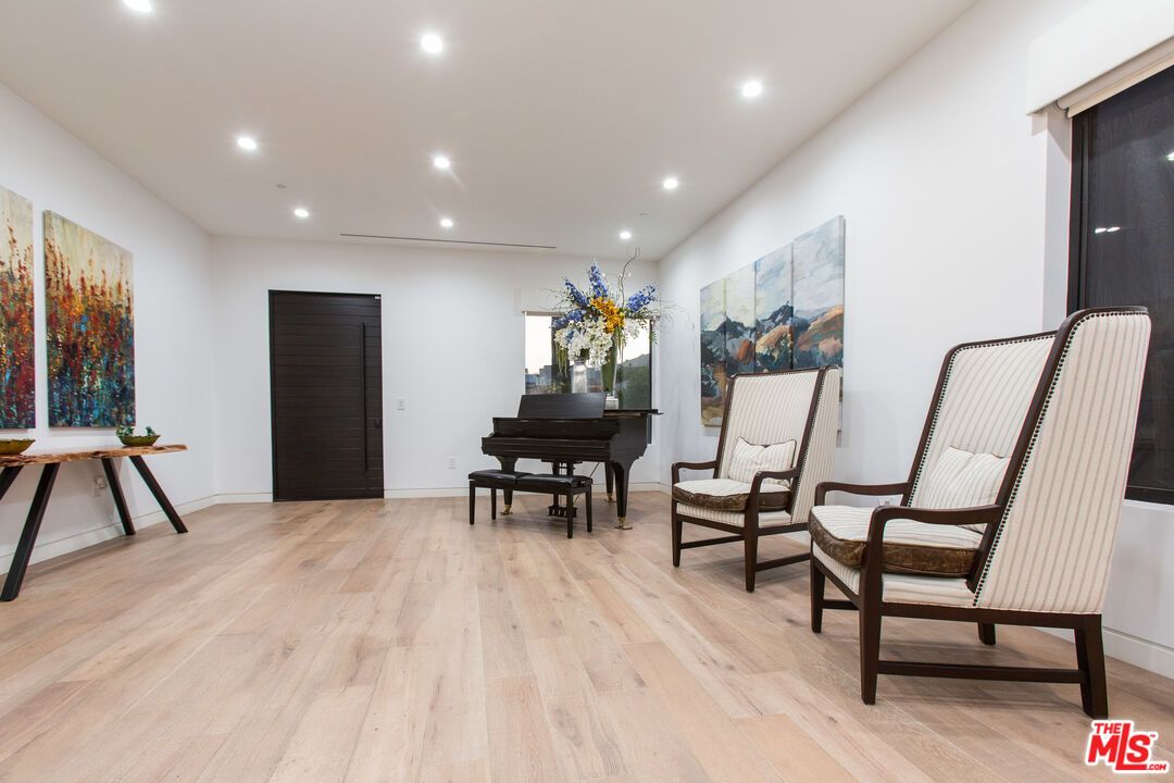 Interior, Piano, Recessed Lighting, Wood Texture Flooring
