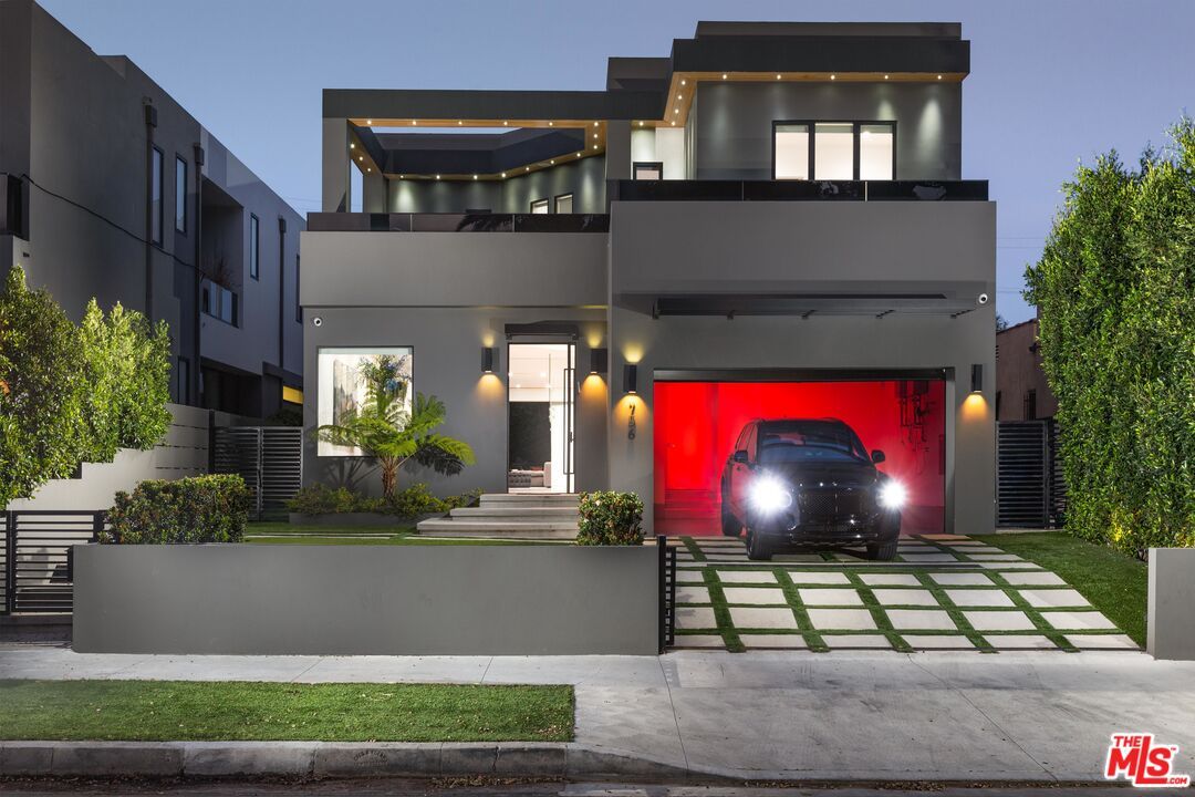 Exterior, Facade, Modern