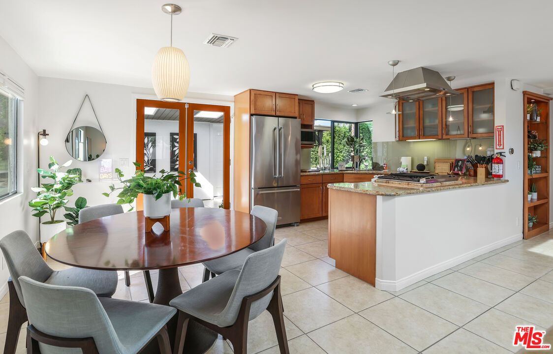 Dining room, Interior, Kitchen, Pendant Lights, Stainless Steel Appliances