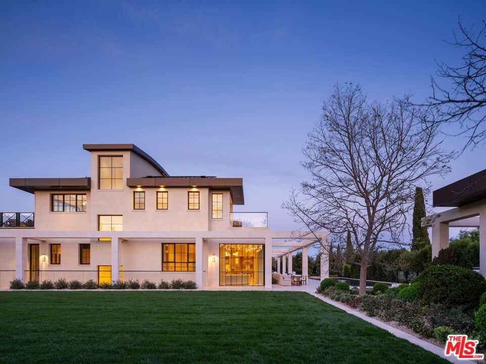 Backyard, Exterior, Facade, Modern