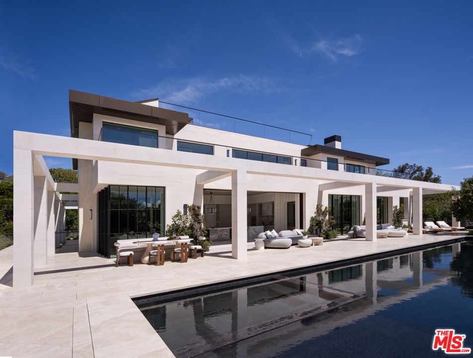 Exterior, Facade, Pool, Modern