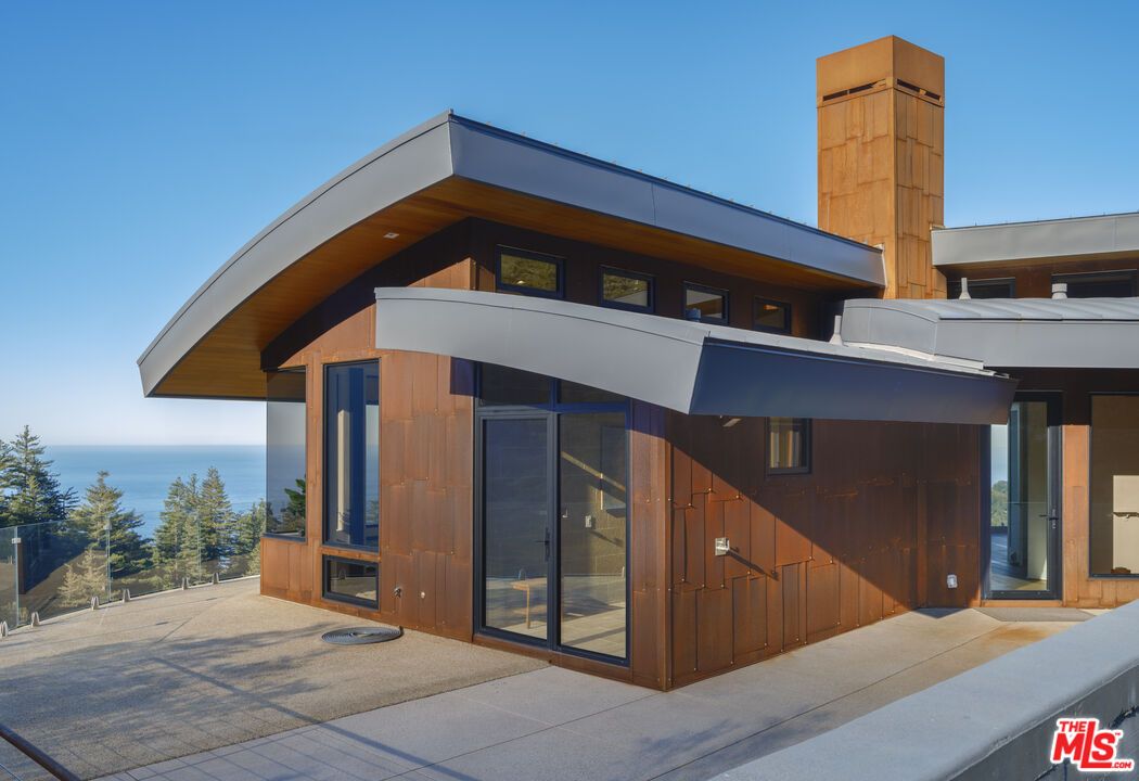 Exterior, Facade, Modern