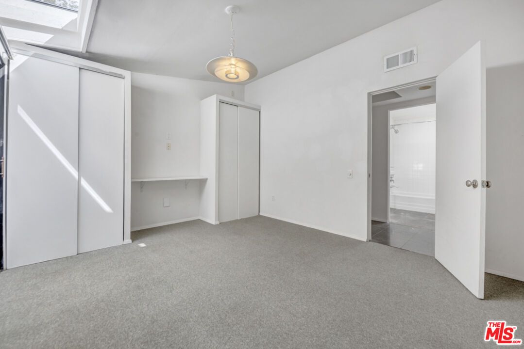 Empty room, Interior, Pendant Lights