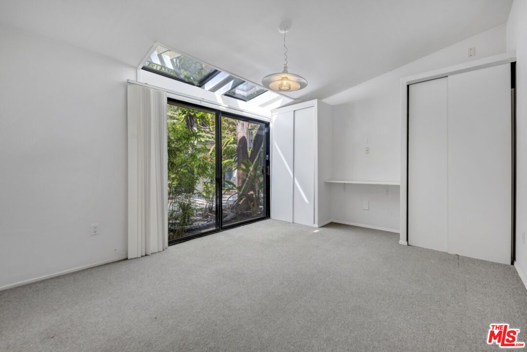 Empty room, Interior, Pendant Lights