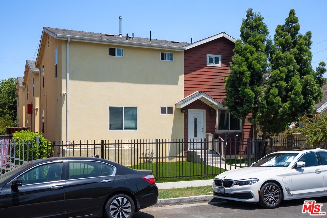 Exterior, Facade, Rowhouse