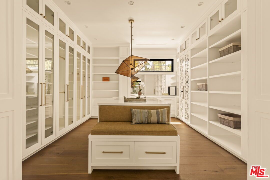 Interior, Pendant Lights, Recessed Lighting, Walk-in Closets, Wood Texture Flooring
