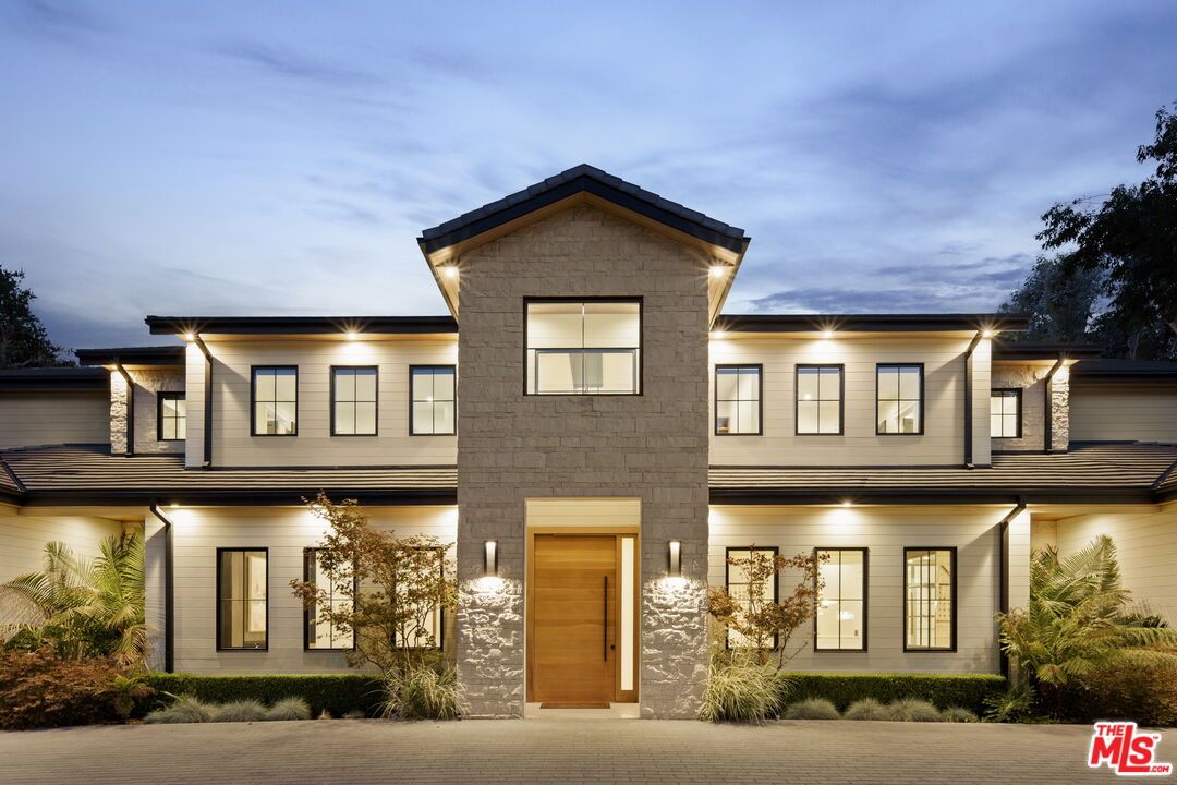 Exterior, Facade, Modern