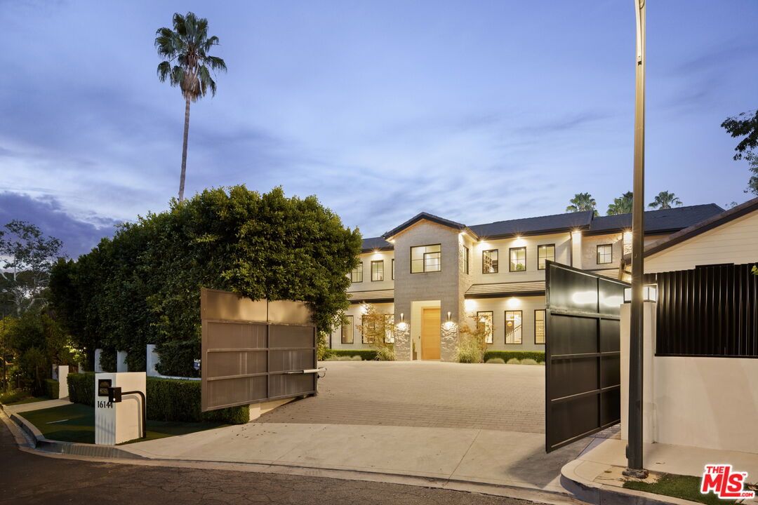 Attached, Backyard, Exterior, Facade, Modern
