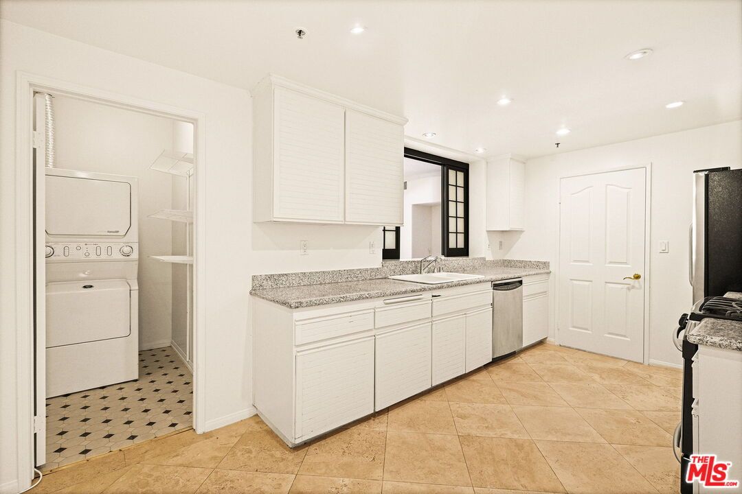 Interior, Kitchen, Recessed Lighting, Washer