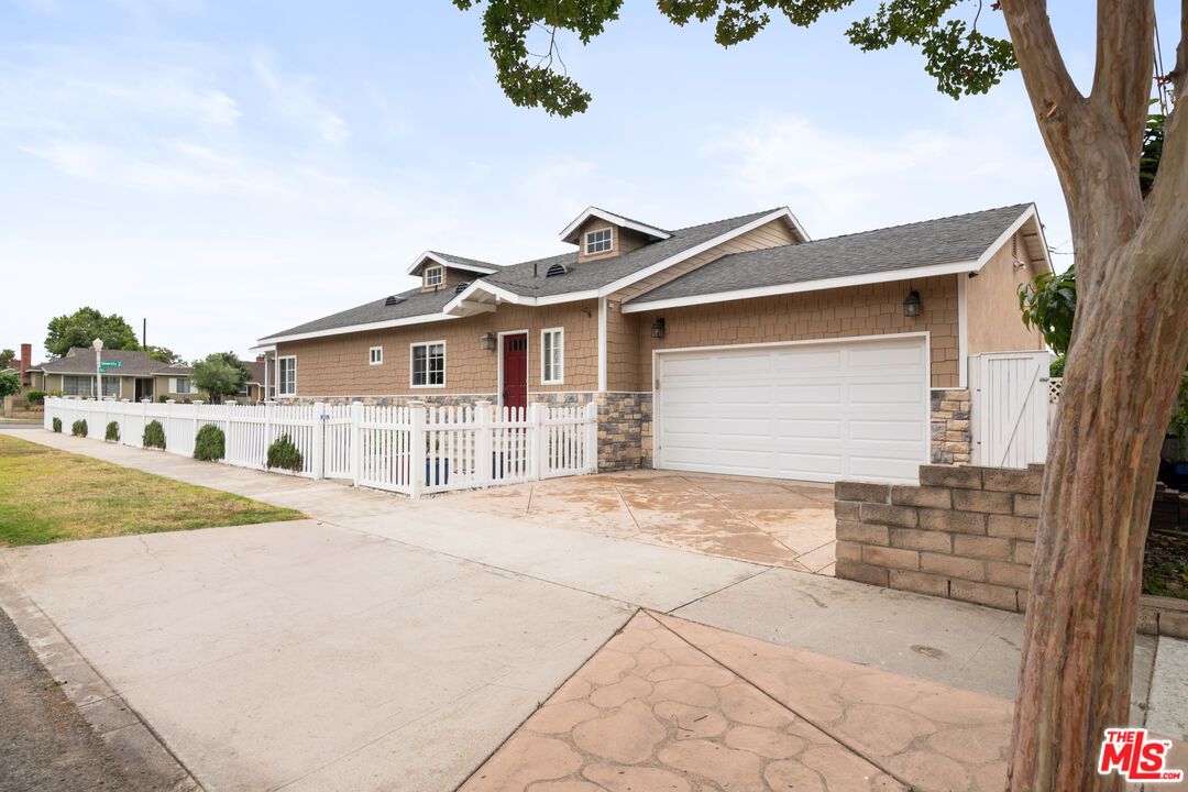 Attached, Exterior, Facade, American Craftsman
