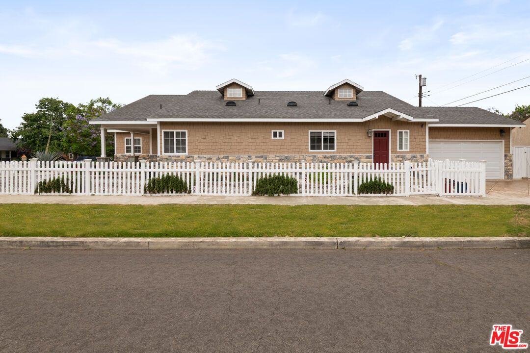Attached, Exterior, Facade, Ranch