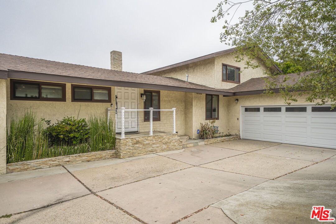 Attached, Exterior, Facade, Ranch