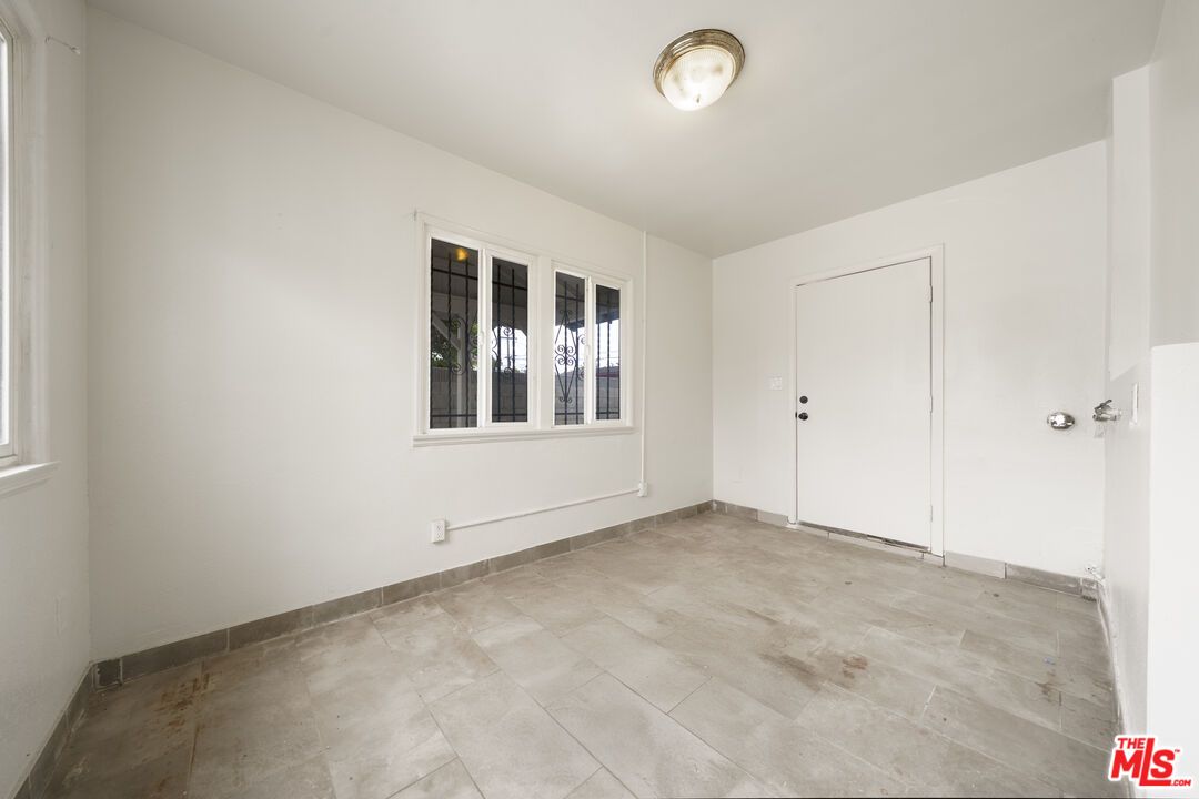 Empty room, Interior