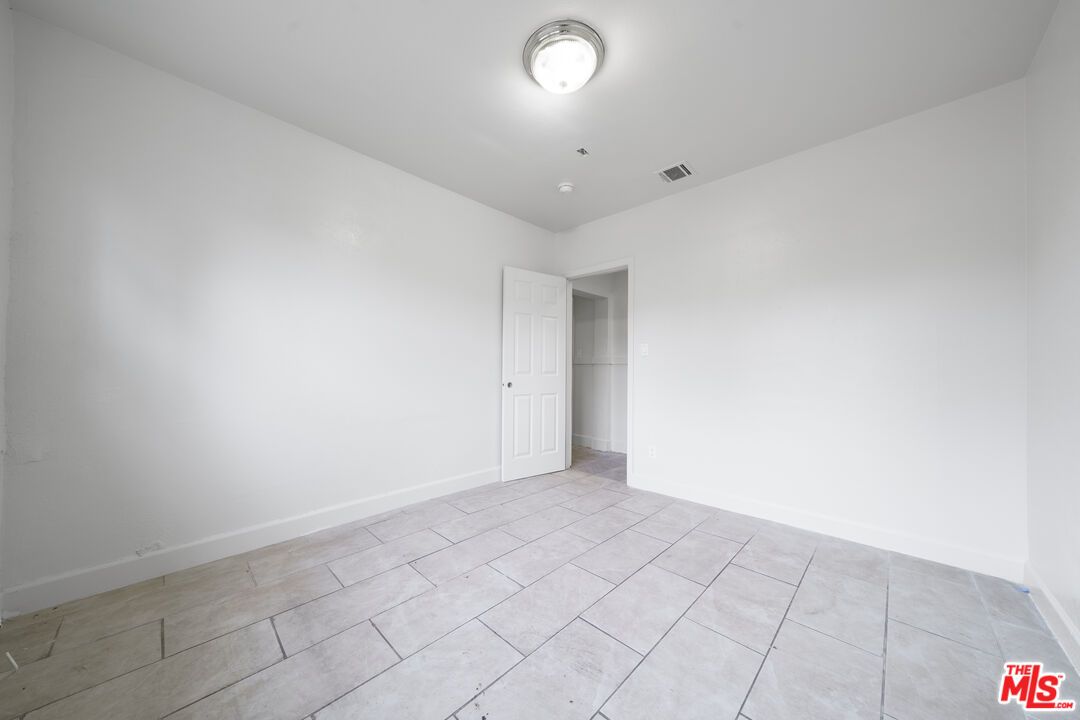 Empty room, Interior