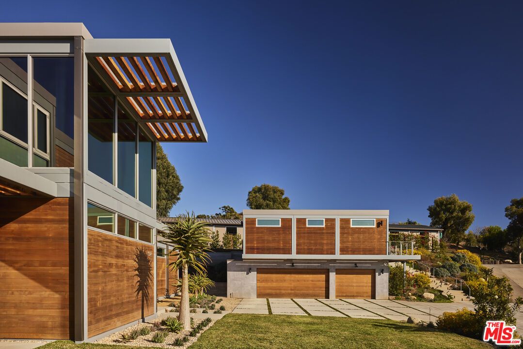 Backyard, Exterior, Facade, Modern