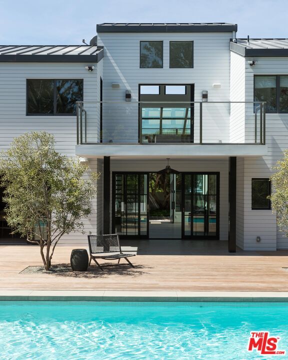 Exterior, Facade, Pool, Modern