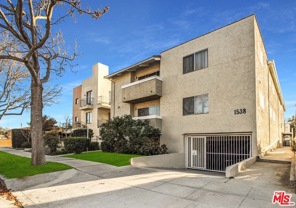 Exterior, Facade, Modern
