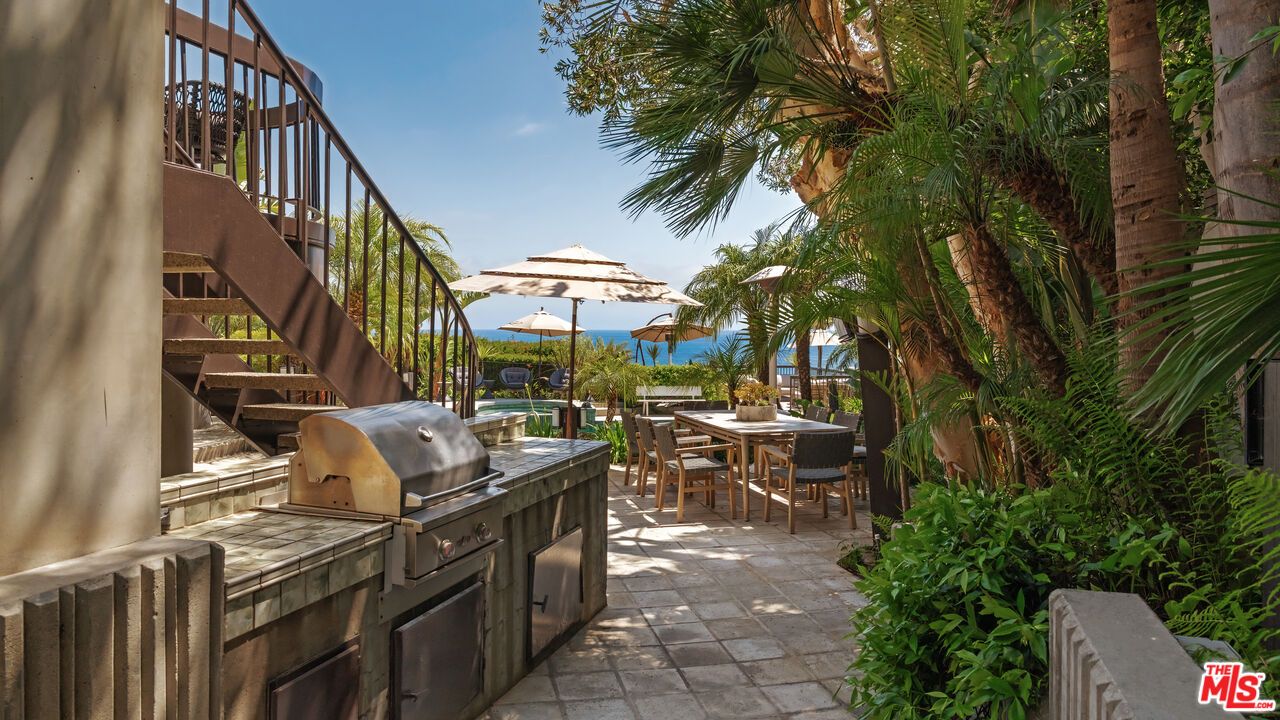 Exterior, Outdoor Kitchen, Water
