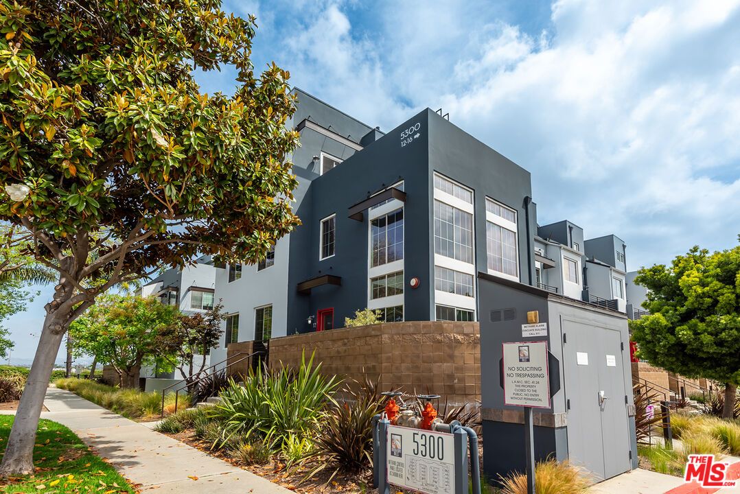 Exterior, Facade, Modern