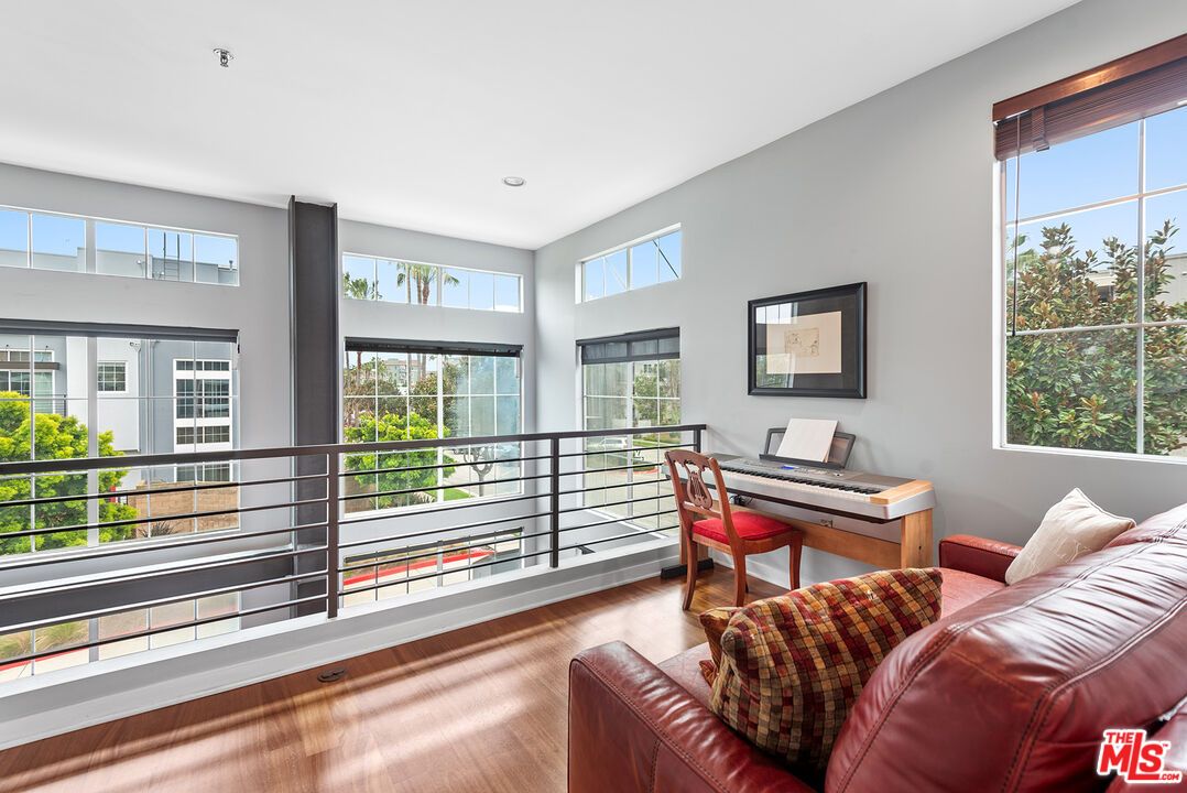Interior, Piano, Recessed Lighting, Wood Texture Flooring