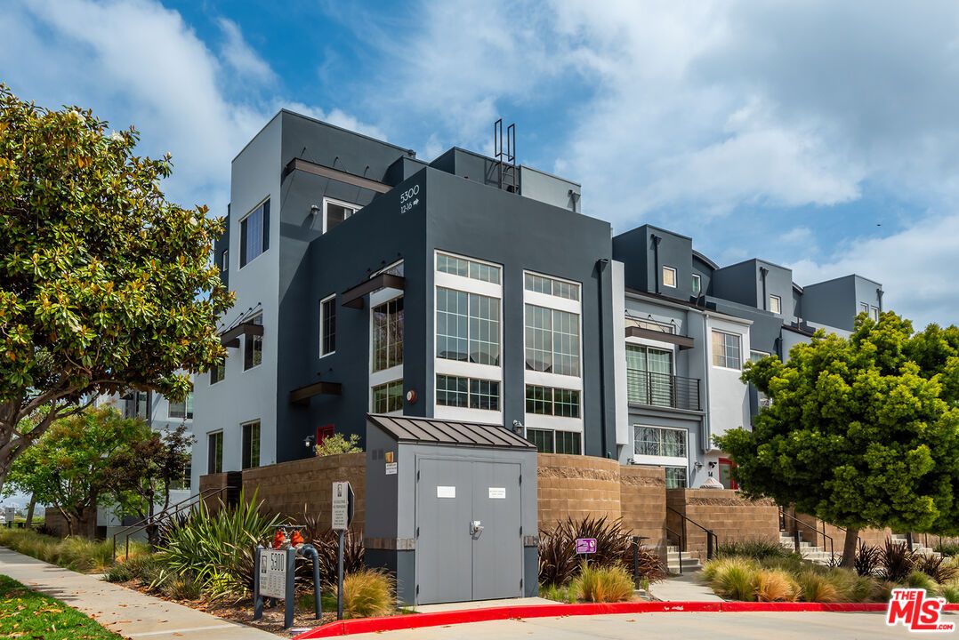Exterior, Facade, Modern