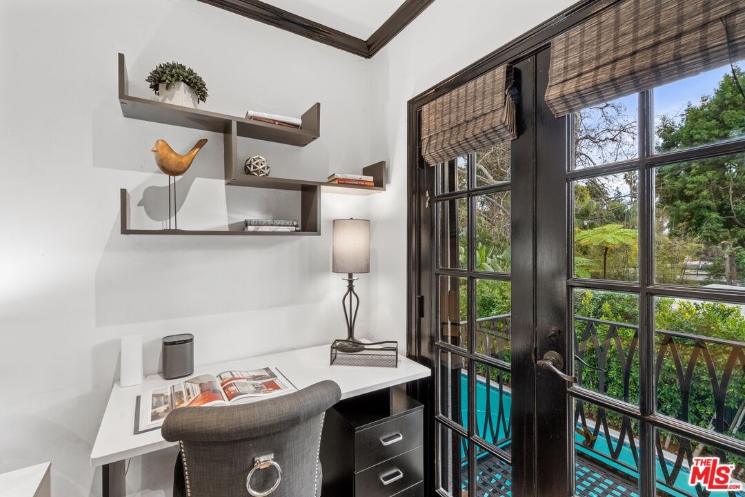 Home Office, Interior