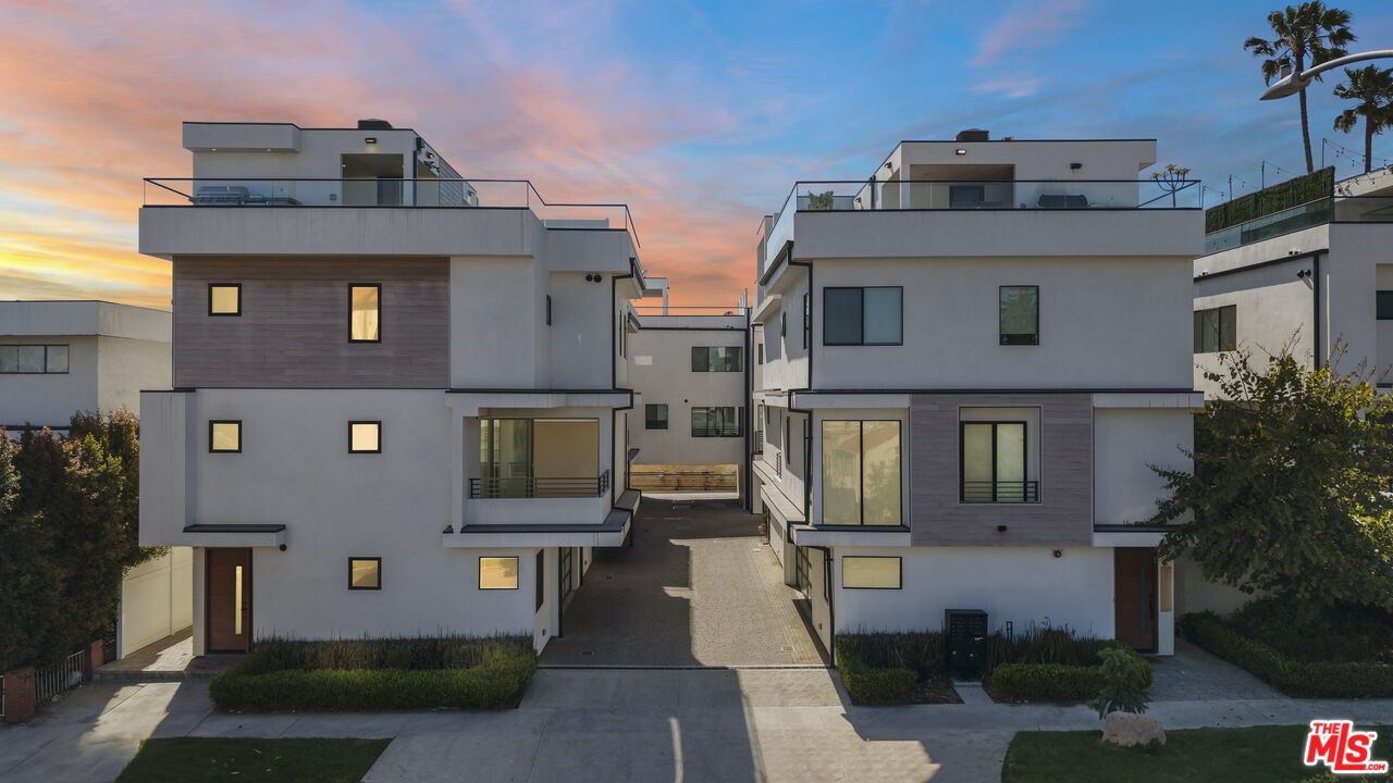Exterior, Facade, Modern