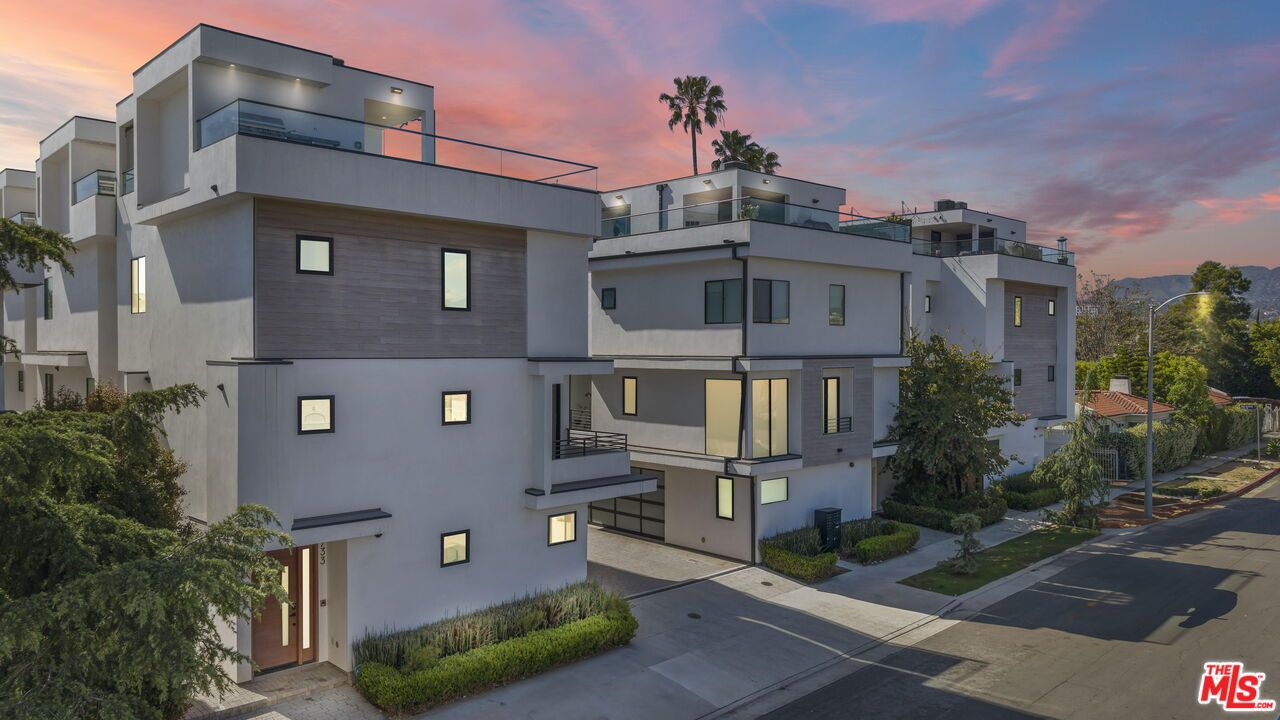 Exterior, Facade, Modern