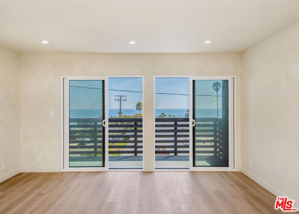 Interior, Recessed Lighting, Water, Wood Texture Flooring