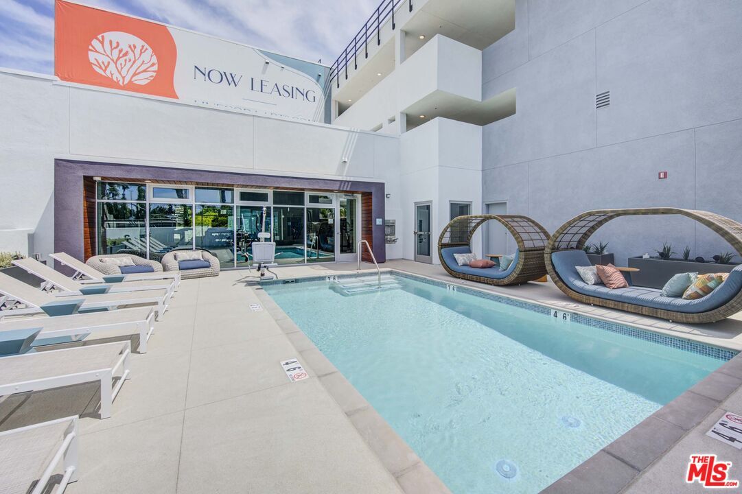 Exterior, Pool