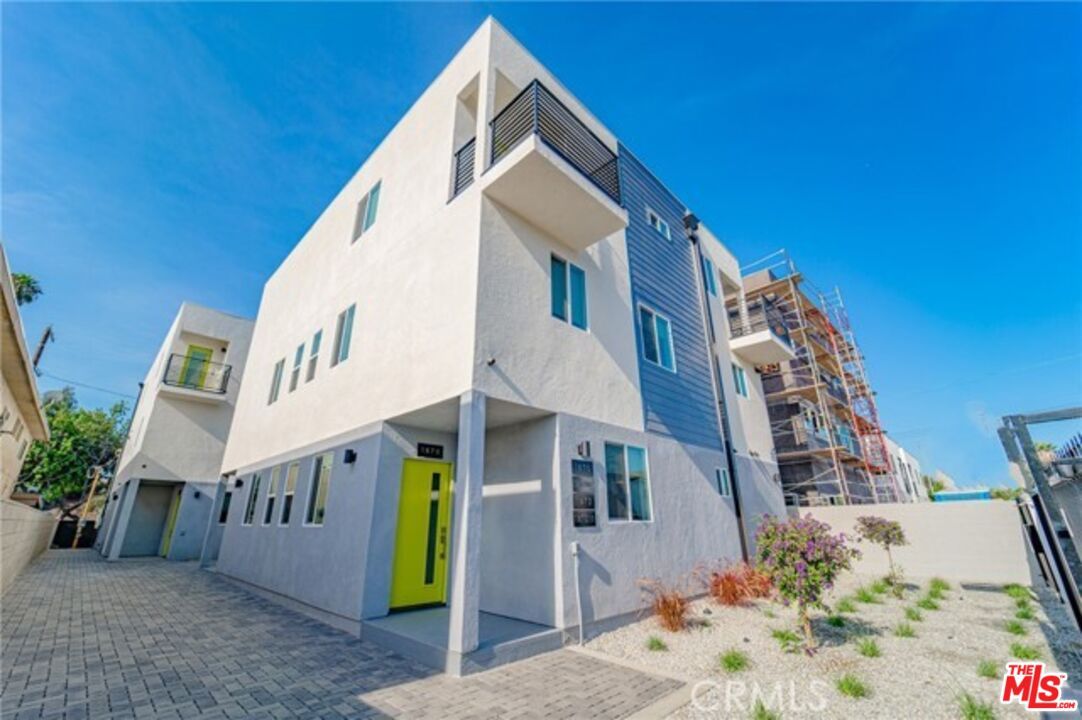 Exterior, Facade, Modern