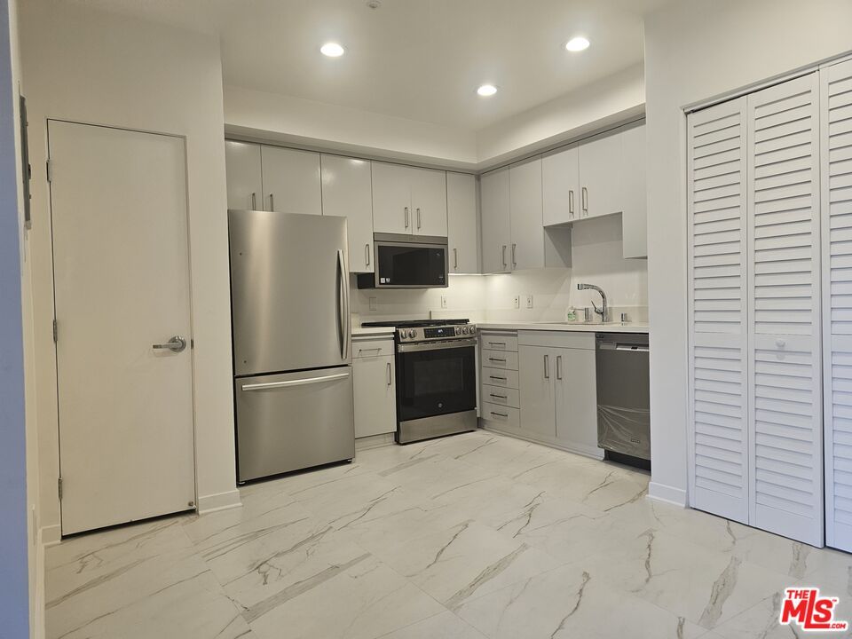 Interior, Kitchen, Marble, Recessed Lighting, Stainless Steel Appliances