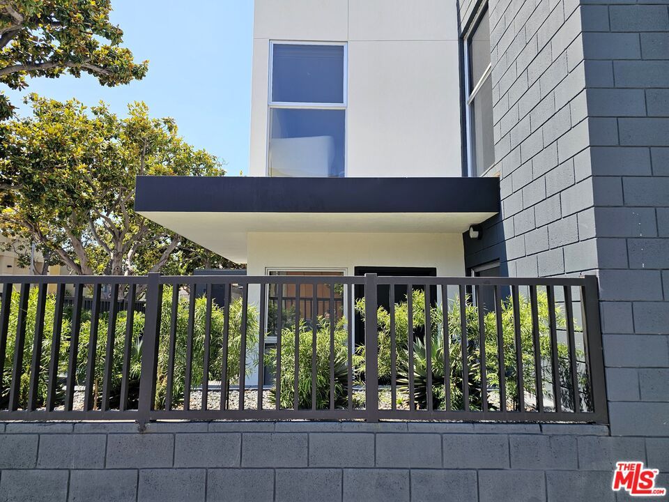 Exterior, Facade, None