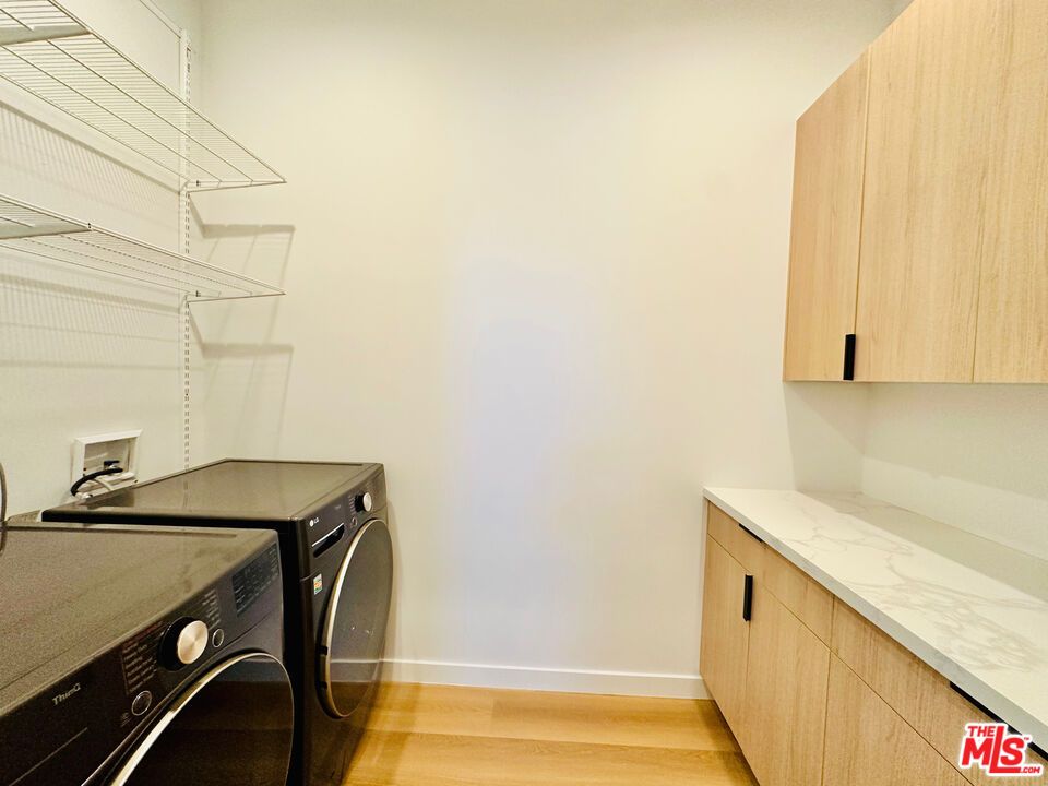 Interior, Washer, Wood Texture Flooring