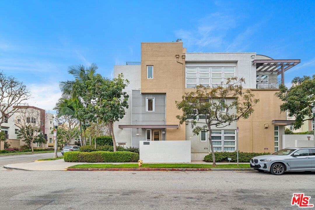 Exterior, Facade, Modern