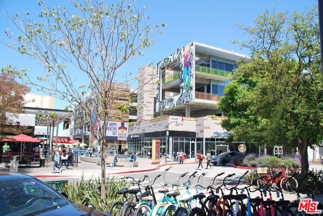 Exterior, Facade, Condo Building