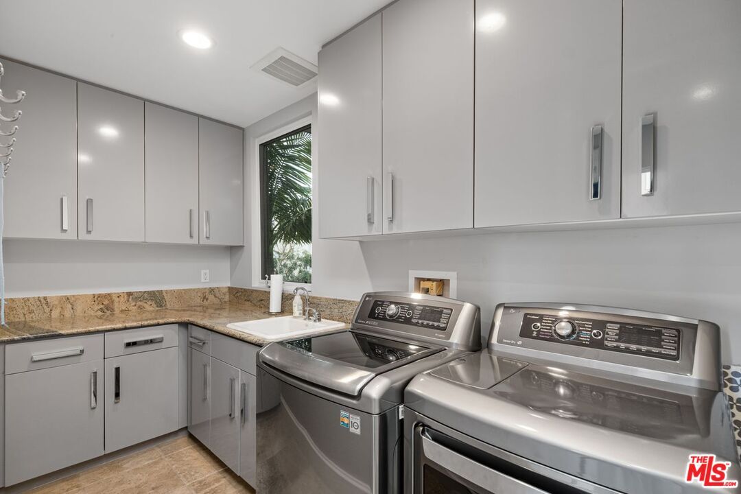 Interior, Recessed Lighting, Washer, Wood Texture Flooring