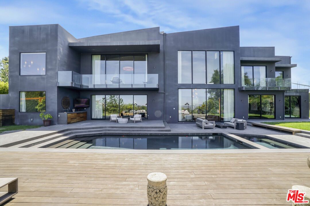 Exterior, Facade, Pool, Modern
