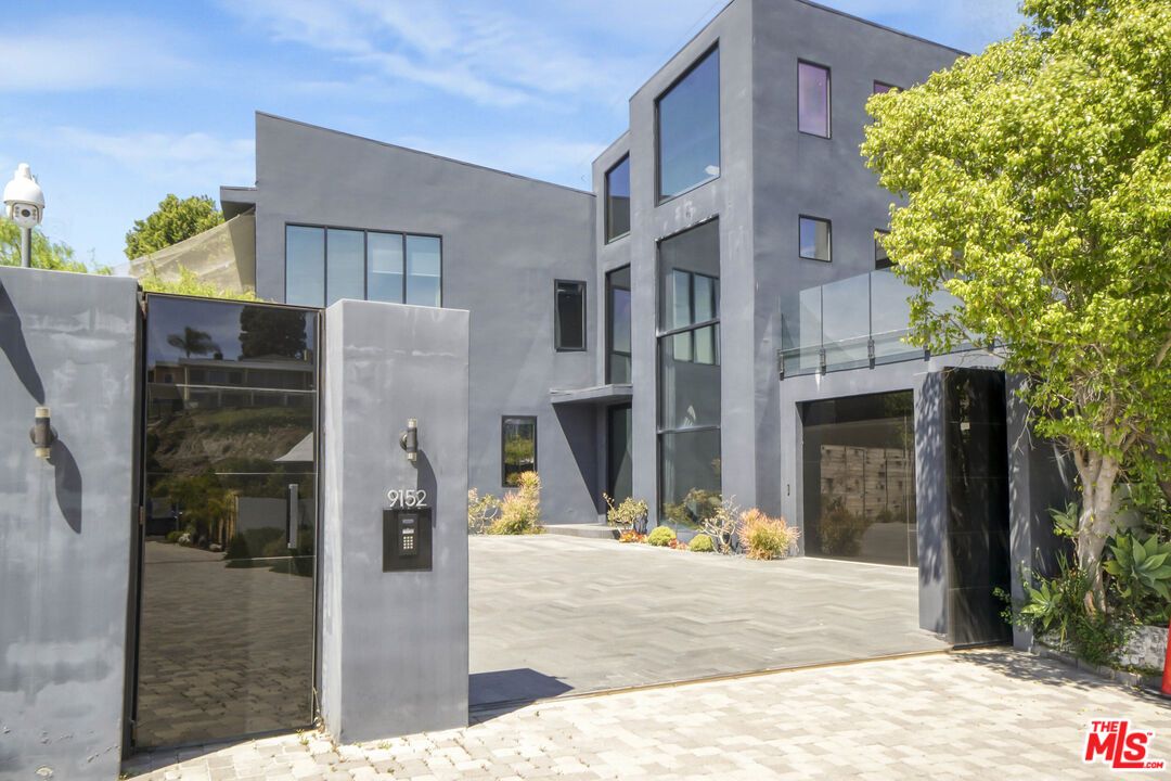 Exterior, Facade, Modern