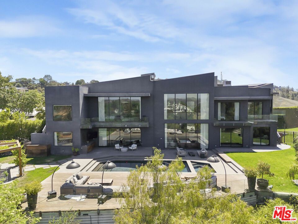 Exterior, Facade, Modern