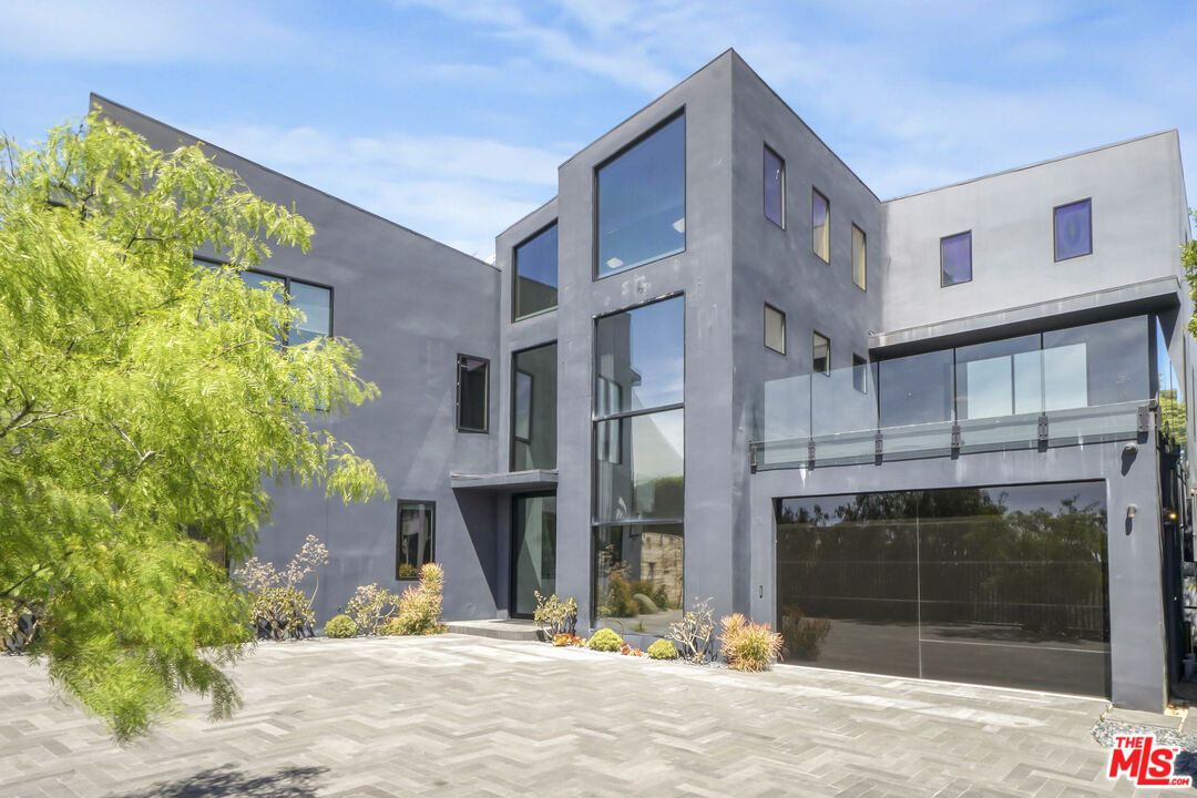 Attached, Exterior, Facade, Modern