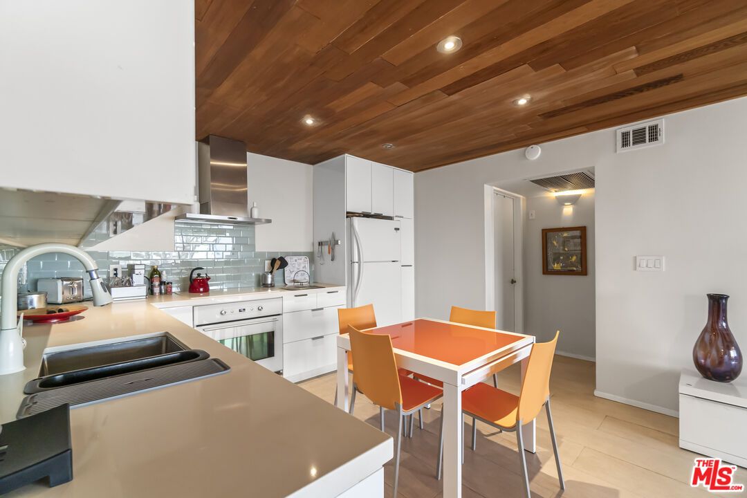 Dining room, Interior, Kitchen, Recessed Lighting, Stainless Steel Appliances, Wooden Ceilings