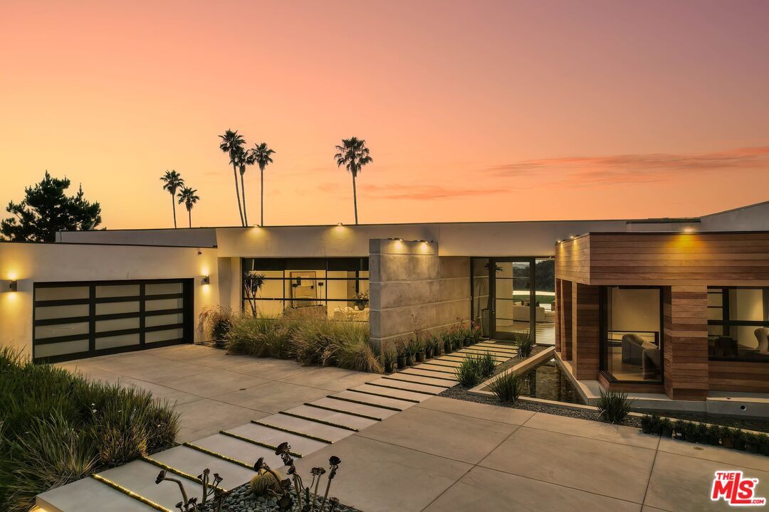 Attached, Backyard, Exterior, Facade, Modern