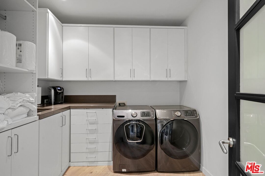 Interior, Recessed Lighting, Washer, Wood Texture Flooring