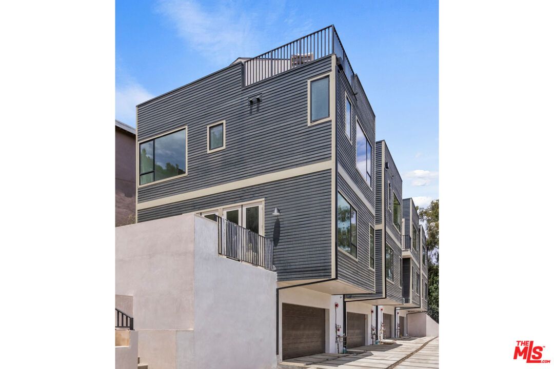 Exterior, Facade, Modern