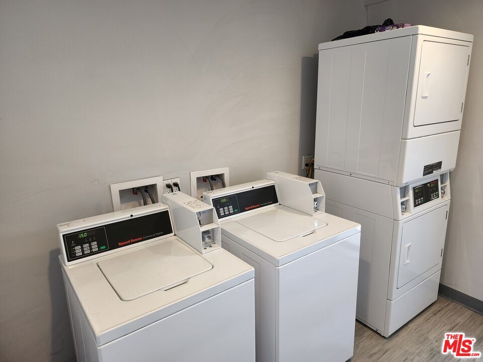 Interior, Washer, Wood Texture Flooring