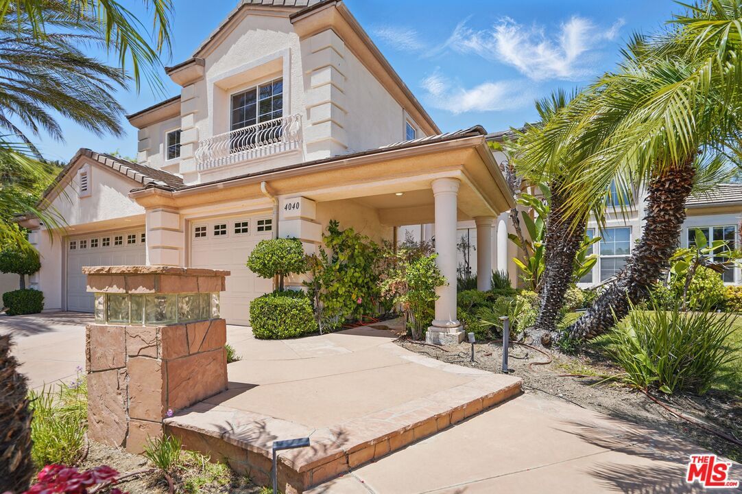 Attached, Exterior, Facade, Mediterranean
